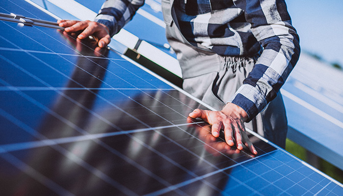 Limpieza y mantenimiento de los paneles solares.