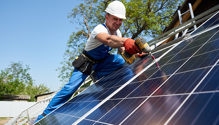 Hombre instalando paneles solares