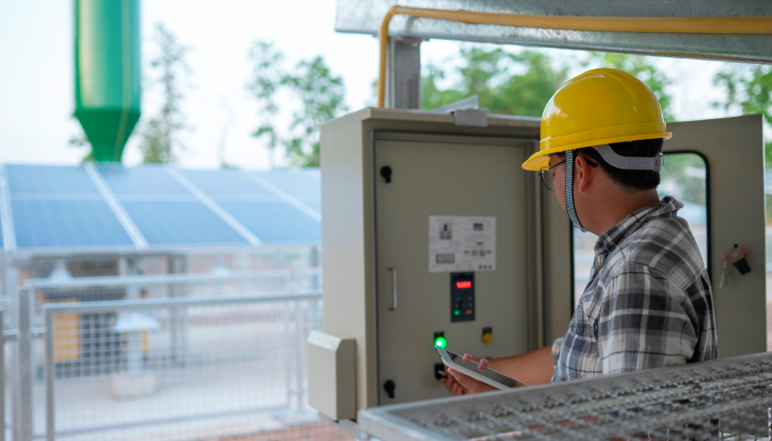 Conoce cómo funciona un controlador de carga solar y mejora tu instilación solar. 