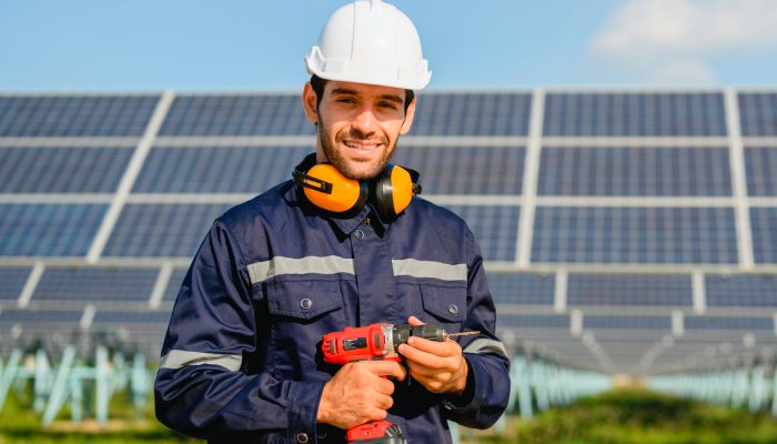 Persona que hace una instalación de controlador solar. 