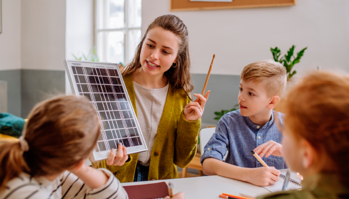 La implementación de paneles solares en escuelas mejora su reputación.