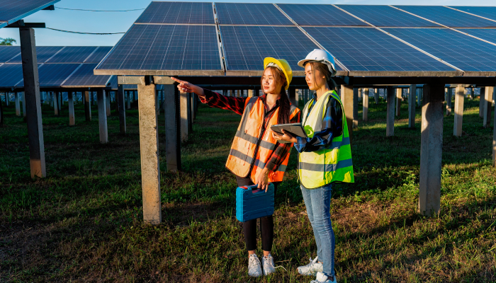 Personas instalado panales solares en México. 